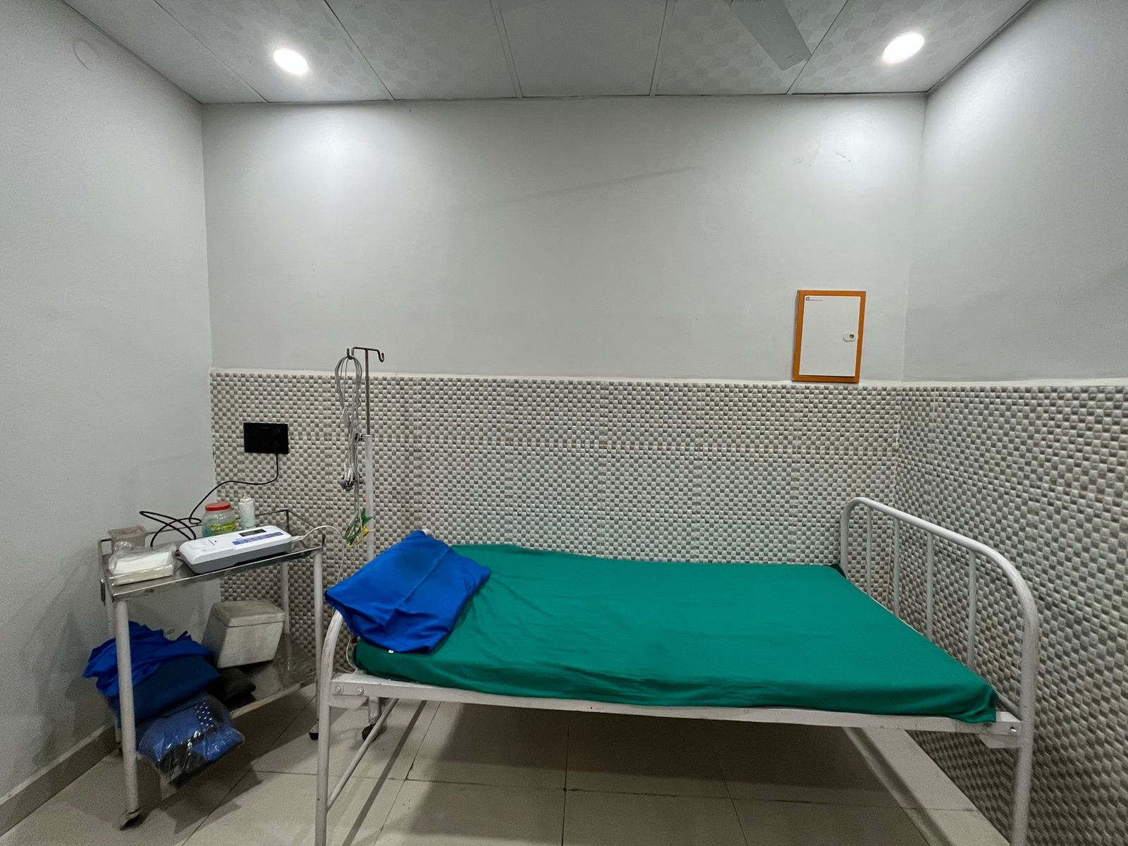 MediDENT Clinic Modern ECG & Treatment Room